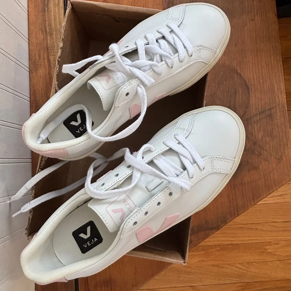 Veja Women's Sneakers in White and Soft Pink  Size 7. Never worn - Picture 2 of 4